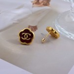 Chanel stud earrings are elegant and stylish, with exquisite craftsmanship and design